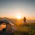Hombre disfrutando del paisaje en un viaje camper por islandia
