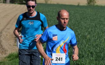 Dos hombres de unos 40 años haciendo running en el campo.