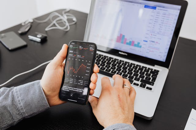 profesional que diseña un plan financiero y habitos para invertir.