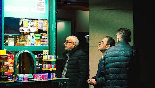 Hombres comprando la loteria.