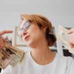 Mujer empoderada con su conocimiento financiero