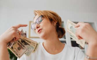 Mujer empoderada con su conocimiento financiero
