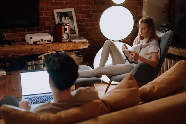 Españoles en su casa viendo en qué invierten