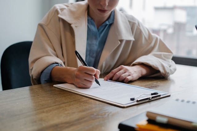 Chica firmando su contrato de trabajo