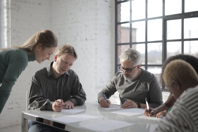 Equipo de trabajo viendo qué hará el nuevo trabajador
