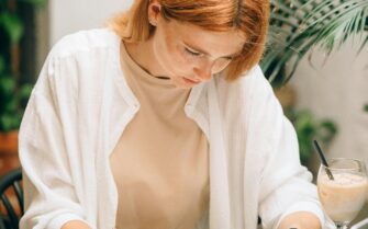 Un chica, trabajando como autónoma desde su mesa