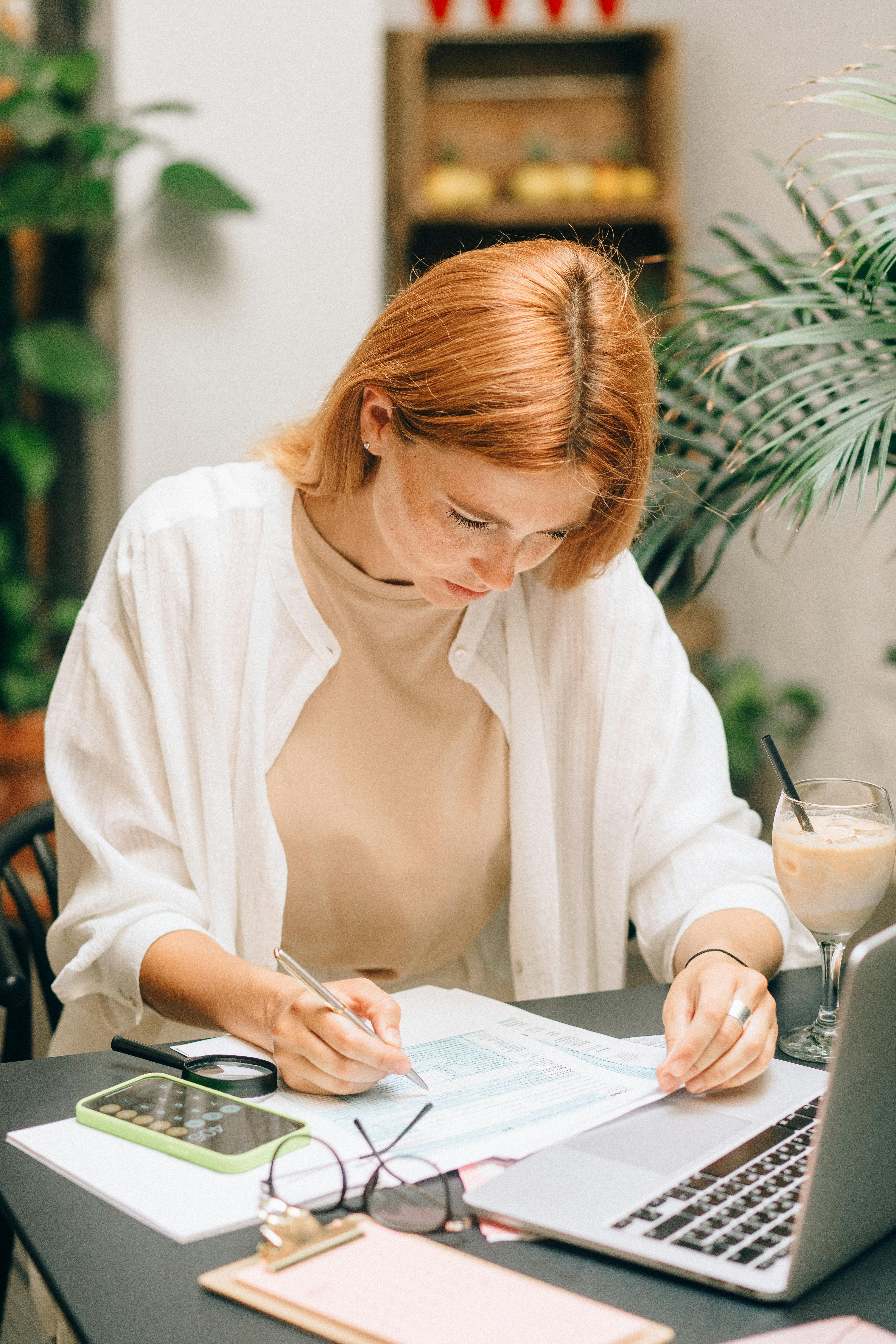 Un chica, trabajando como autónoma desde su mesa