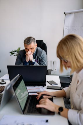 Dos trabajadores viendo en su ordenador qué hacer si hackean su empresa