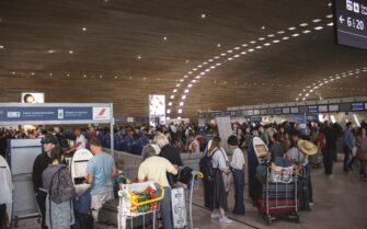 Aeropuerto lleno de cola para reclamar indemnizaciones de las aerolíneas