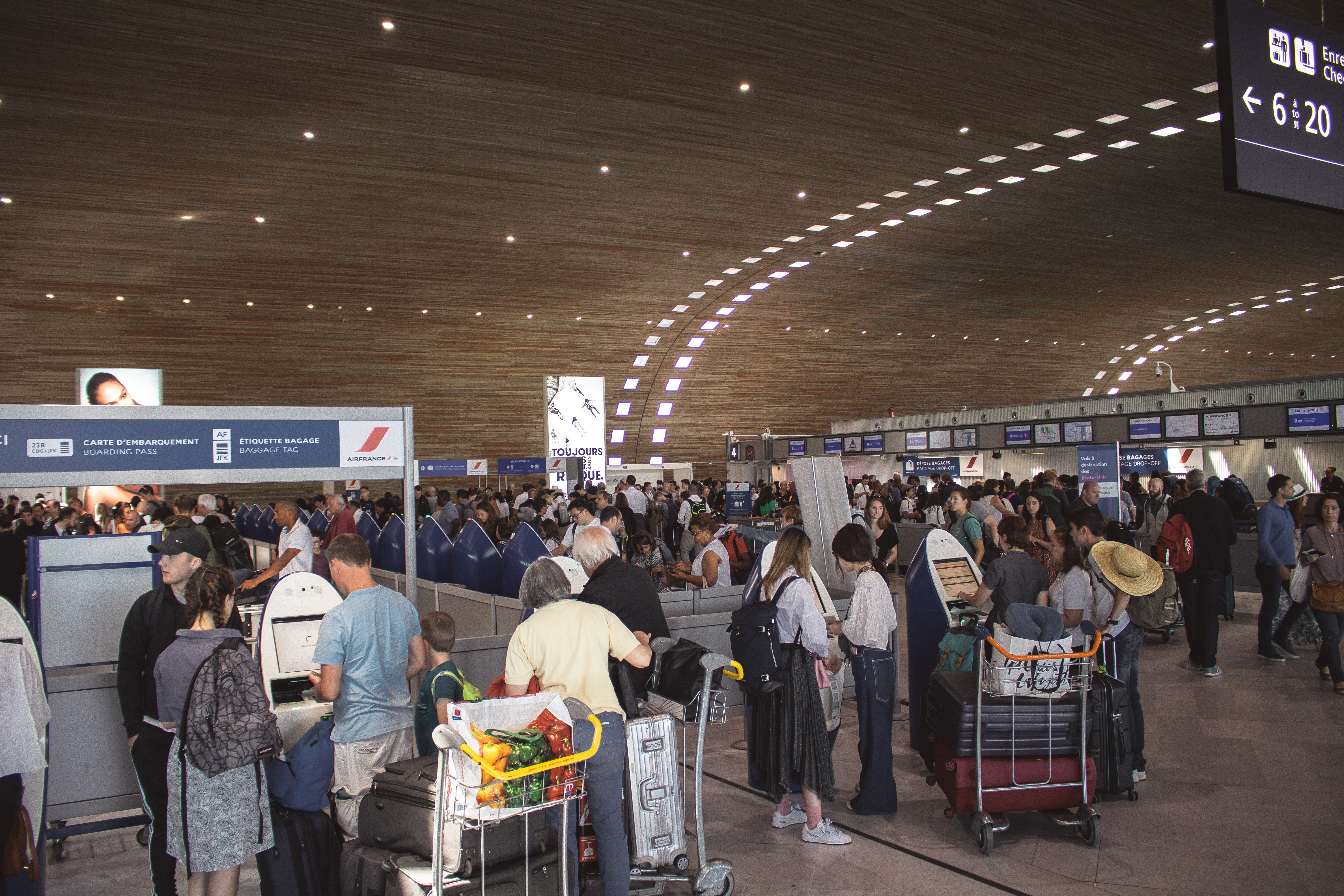 Aeropuerto lleno de cola para reclamar indemnizaciones de las aerolíneas