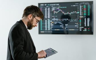 Hombre viendo cómo se hace la inversión en fondos monetarios para principiantes