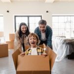 Familia en su nueva casa después de hacer una inversión inmobiliaria con poco dinero