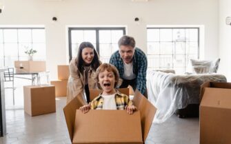 Familia en su nueva casa después de hacer una inversión inmobiliaria con poco dinero