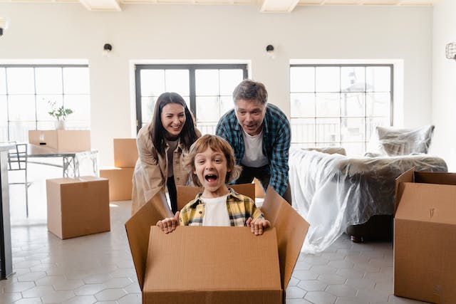 Familia en su nueva casa después de hacer una inversión inmobiliaria con poco dinero