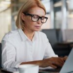 Señora informándose en su ordenador sobre las inversiones éticas