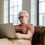 Mujer informándose sobre la jubilación activa
