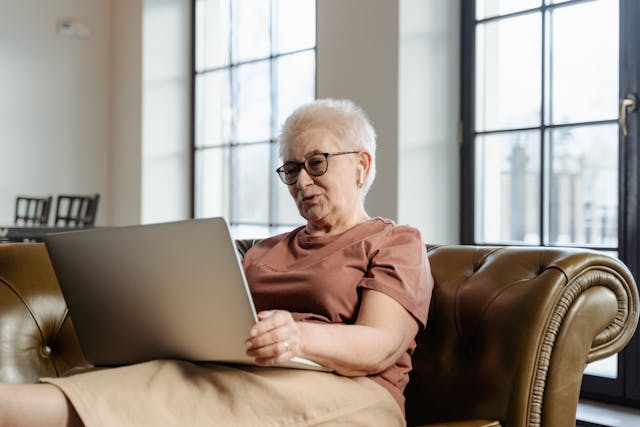 Mujer informándose sobre la jubilación activa