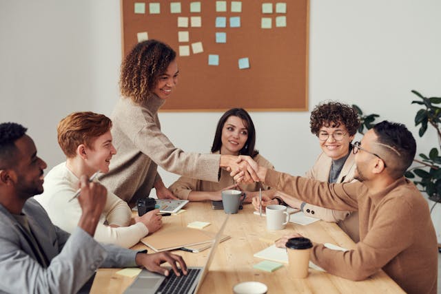 Equipo de una empresa en una sala de reuniones