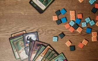 Cartas y dados sobre una mesa de madera