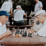 Dos ancianos jugando al ajedrez.