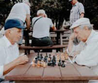 Dos ancianos jugando al ajedrez.