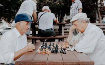 Dos ancianos jugando al ajedrez.