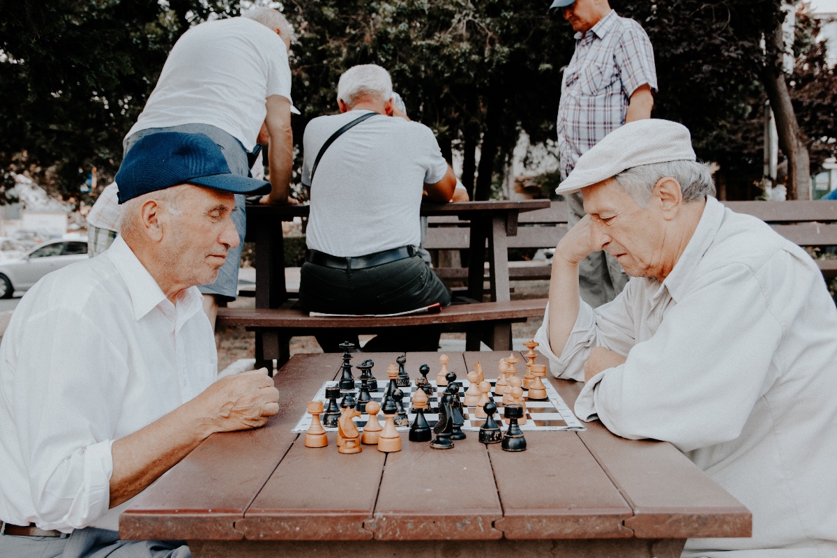 Dos ancianos jugando al ajedrez.