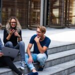 Estudiantes viendo las ayudas y becas públicas