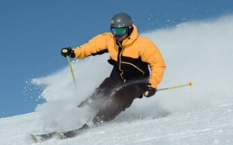 Hombre esquiando en una de las estaciones de esquí más económicas de la península.