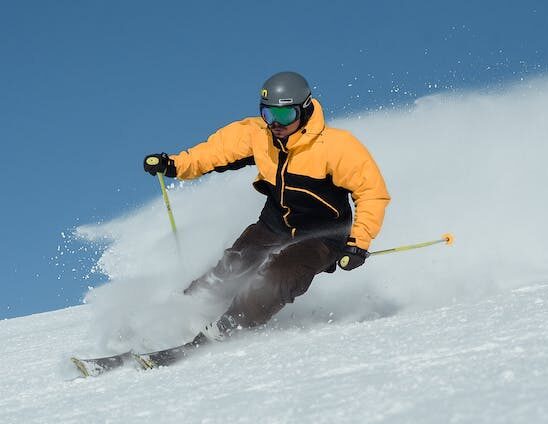 Hombre esquiando en una de las estaciones de esquí más económicas de la península.
