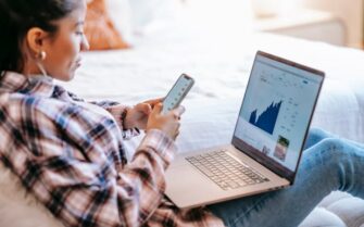 Mujer usandosela apps para gestionar tus finanzas.