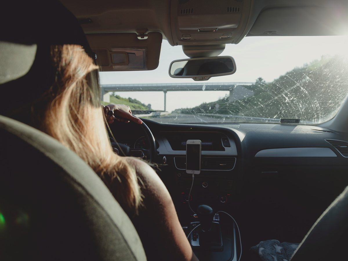 Mujer conduciendo en un coche.