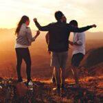 Grupo de jóvenes disfrutando de sus vacaciones