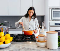 Mujer cocinando en casa.