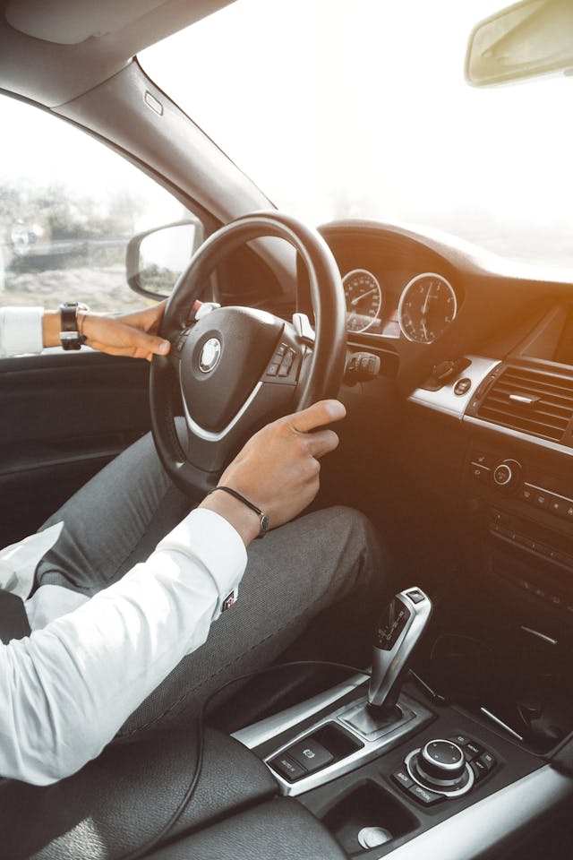 Hombre conduciendo su vehículo de renting
