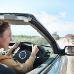 Mujer conduciendo su vehículo de renting