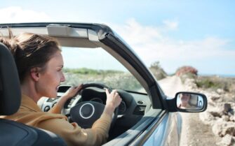Mujer conduciendo su vehículo de renting