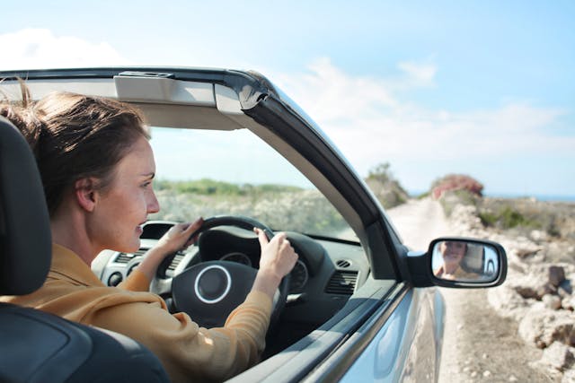 Mujer conduciendo su vehículo de renting