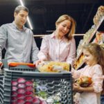 Familia comprando marcas blancas