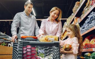 Familia comprando marcas blancas