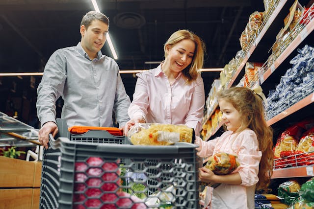 Familia comprando marcas blancas