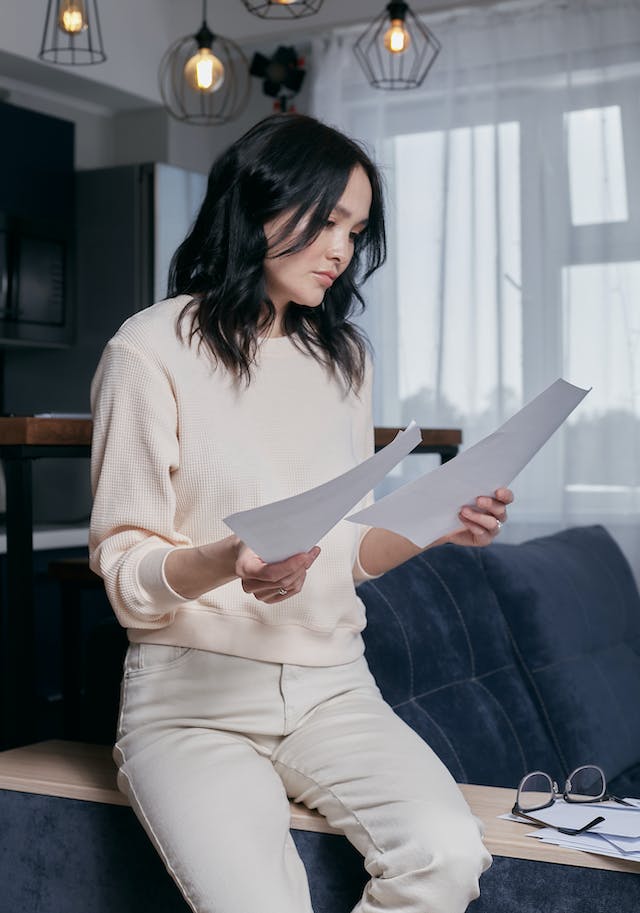 Chica viendo cómo puede repartir las tareas con su pareja