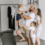 Padre y madre disfrutando del permiso de paternidad