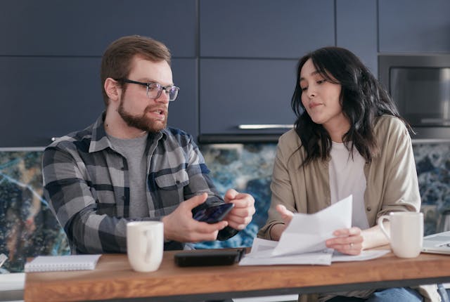 Pareja organizando sus finanzas juntos