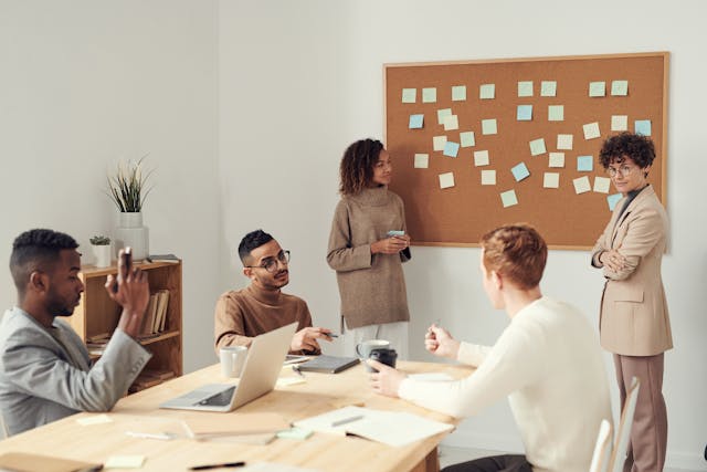 Equipo de una empresa viendo cómo invierten