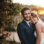 Pareja boda sonrisa puesta sol