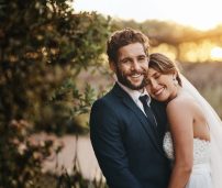 Pareja boda sonrisa puesta sol