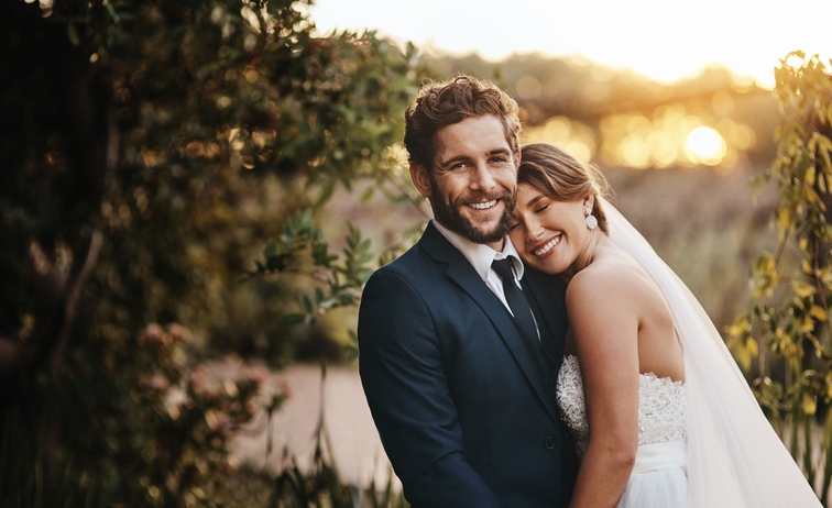 Pareja boda sonrisa puesta sol