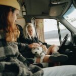 Pareja viajando con su mascota después de consultar los precios