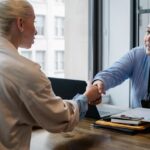 Chica en una entrevista de trabajo después de leer lo que debe saber al firmar un contrato laboral